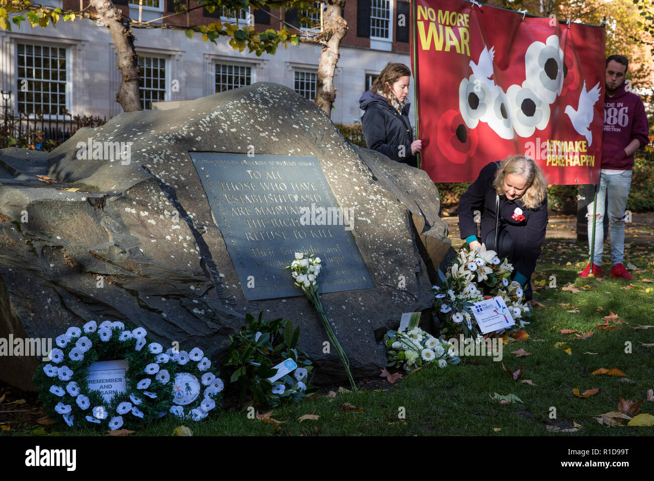London, Großbritannien. 11. November 2018. Ein Vertreter einer pazifistischen Group legt einen Kranz vor der Kriegsdienstverweigerer' Stein in Tavistock Square als Teil einer Erinnerung Sonntag Zeremonie des Gedenkens und des Friedens auf das 100-jährige Jubiläum der Unterzeichnung der Waffenstillstand, dem Ende des ersten Weltkriegs markiert. Credit: Mark Kerrison/Alamy leben Nachrichten Stockfoto