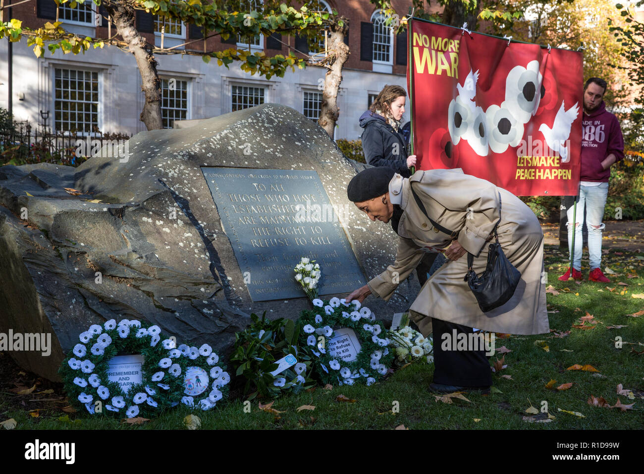 London, Großbritannien. 11. November 2018. Ein Vertreter einer pazifistischen Group legt einen Kranz vor der Kriegsdienstverweigerer' Stein in Tavistock Square als Teil einer Erinnerung Sonntag Zeremonie des Gedenkens und des Friedens auf das 100-jährige Jubiläum der Unterzeichnung der Waffenstillstand, dem Ende des ersten Weltkriegs markiert. Credit: Mark Kerrison/Alamy leben Nachrichten Stockfoto