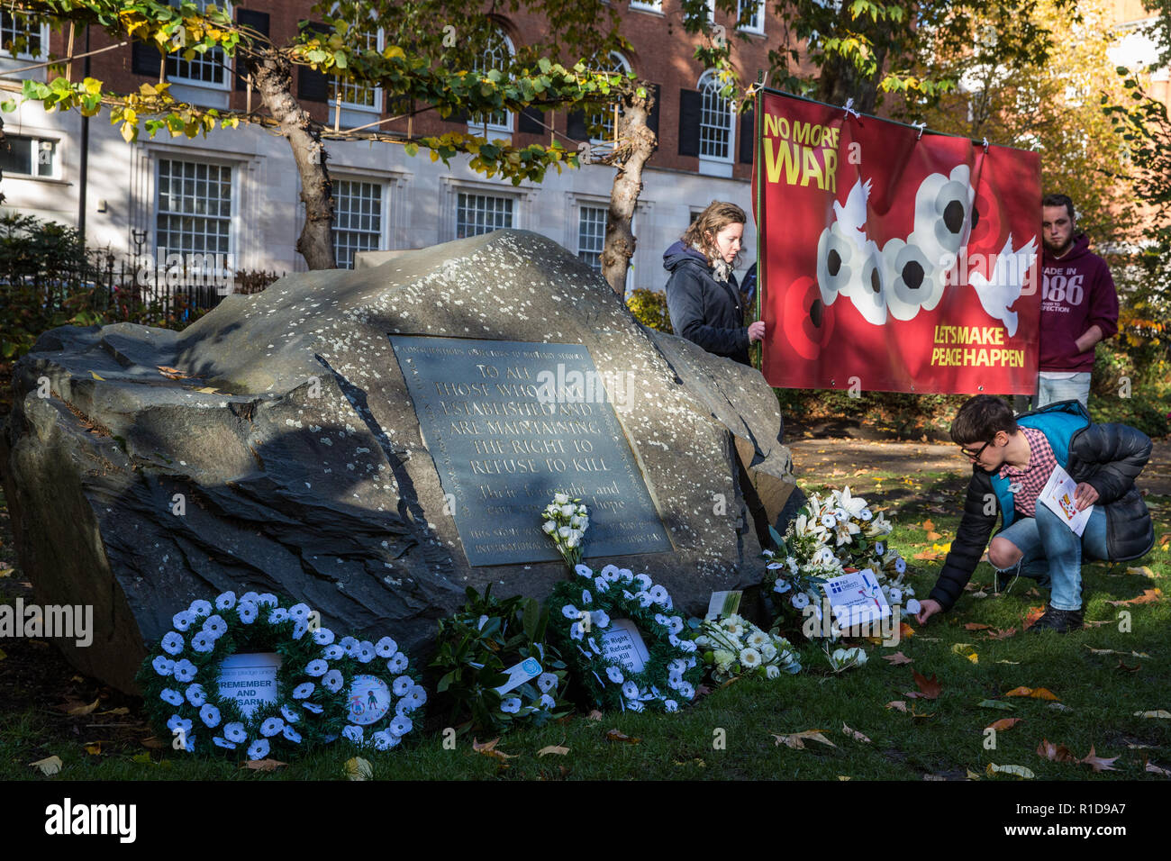 London, Großbritannien. 11. November 2018. Ein Vertreter einer pazifistischen Group legt einen Kranz vor der Kriegsdienstverweigerer' Stein in Tavistock Square als Teil einer Erinnerung Sonntag Zeremonie des Gedenkens und des Friedens auf das 100-jährige Jubiläum der Unterzeichnung der Waffenstillstand, dem Ende des ersten Weltkriegs markiert. Credit: Mark Kerrison/Alamy leben Nachrichten Stockfoto