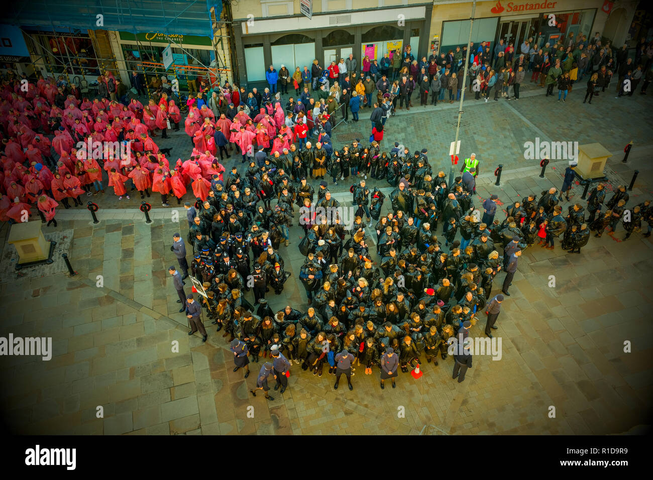 Cirencester Gloucestershire, Großbritannien. 11 Nov 2018.3300 Menschen versammeln sich die Weltgrößte menschlichen British Legion Mohn zu bilden. Die Veranstaltung wurde im Zentrum von Cirencester Am 11.11.2018 hielt das Ende von Weltkrieg 1 vor hundert Jahren zu comerorate. Credit: charlie Bryan/Alamy leben Nachrichten Stockfoto