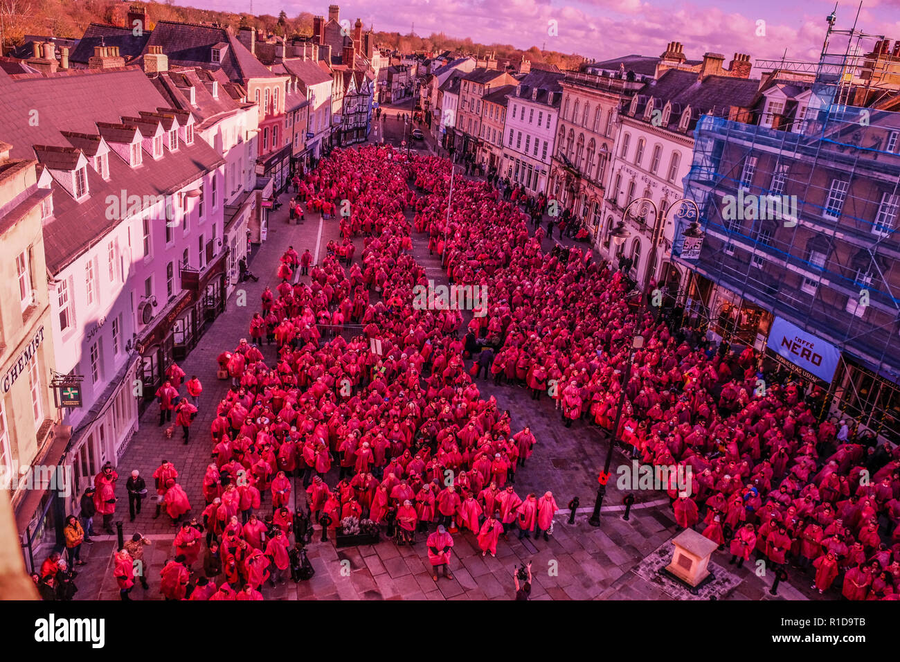 Cirencester Gloucestershire, Großbritannien. 11 Nov 2018.3300 Menschen versammeln sich die Weltgrößte menschlichen British Legion Mohn zu bilden. Die Veranstaltung wurde im Zentrum von Cirencester Am 11.11.2018 hielt das Ende von Weltkrieg 1 vor hundert Jahren zu comerorate. Credit: charlie Bryan/Alamy leben Nachrichten Stockfoto