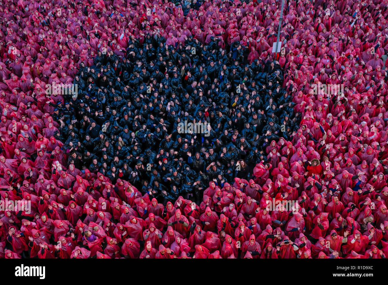 Cirencester Gloucestershire, Großbritannien. 11 Nov 2018.3300 Menschen versammeln sich die Weltgrößte menschlichen British Legion Mohn zu bilden. Die Veranstaltung wurde im Zentrum von Cirencester Am 11.11.2018 hielt das Ende von Weltkrieg 1 vor hundert Jahren zu comerorate. Credit: charlie Bryan/Alamy leben Nachrichten Stockfoto