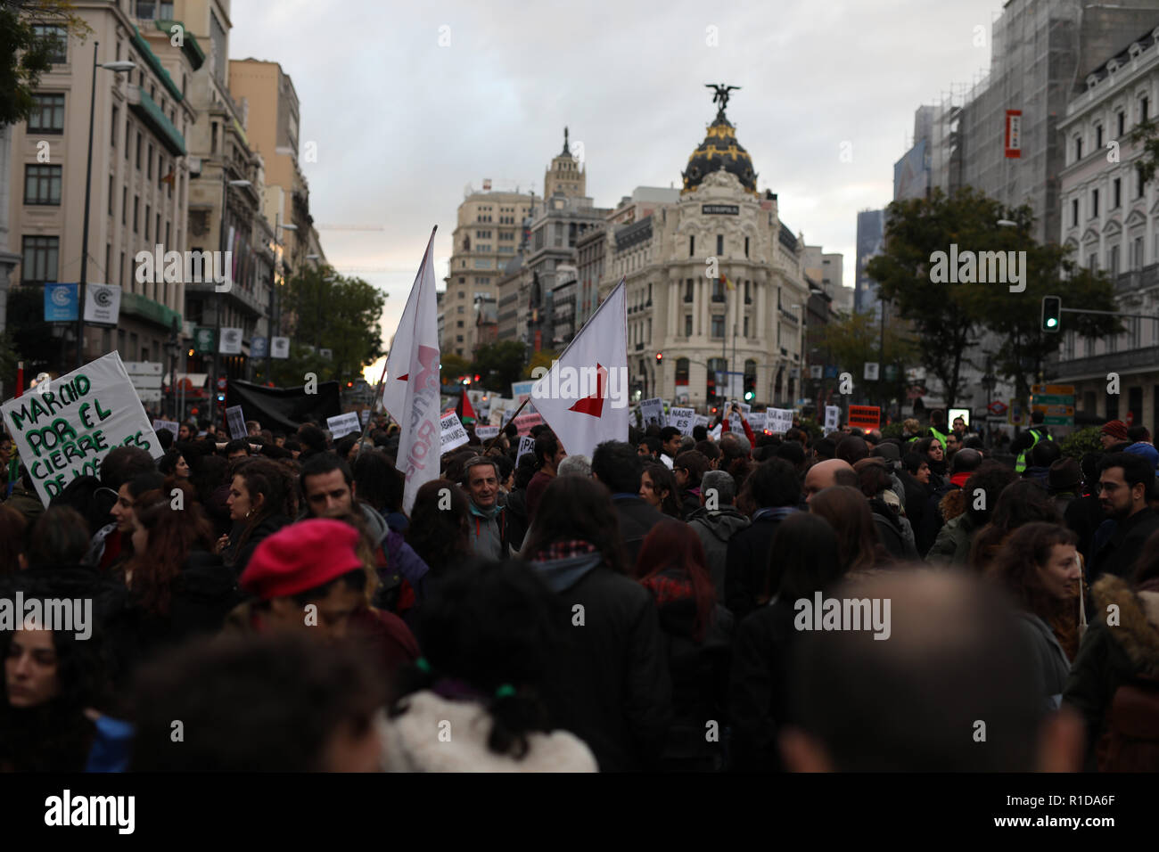 Madrid, Spanien. 11. Nov 2018. Verschiedene Organisationen haben eine Demonstration unter dem Motto "Gegen institutionellen Rassismus", die die Straßen von Madrid durchstreiften zu verlangen, dass sie die Beseitigung der Einwanderung Zentren (CIE) und das Recht der Ausländer und die Verfolgung der manteros denunzieren, unter anderem am 11. November 2018 in Madrid, Spanien Quelle: Jesús Hellin/Alamy leben Nachrichten Stockfoto