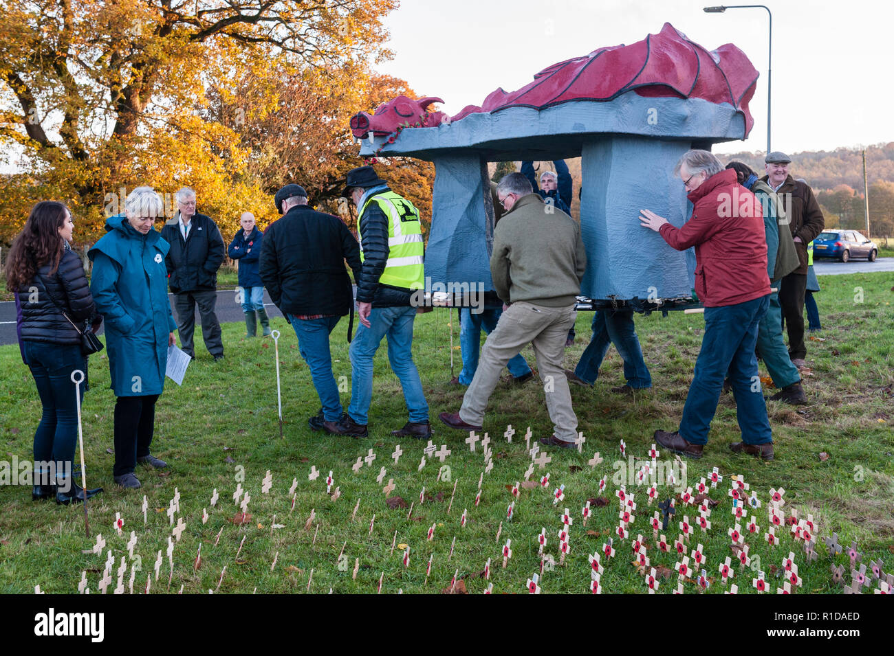 Presteigne, Powys, UK. 11. November 2018. Auf das hundertjährige Jubiläum des Ende des Großen Krieges, ein temporäres Denkmal ist von seiner Lage außerhalb der Stadt, wo es seit August 2014 stand wurde entfernt. Das Denkmal für die Waliser tot ist in Form von einem schlafenden Drachen auf einem Stein cromlech und wird von lokalen Künstler Pete Smith. Es wird gehofft, daß eine dauerhafte Version zu einem späteren Zeitpunkt zu erstellen. Das Denkmal wurde von zwei Pferden ein torchlit Prozession zum Dorf Halle für eine Armistice Day Feier Quelle: Alex Ramsay/Alamy Leben Nachrichten gezeichnet Stockfoto