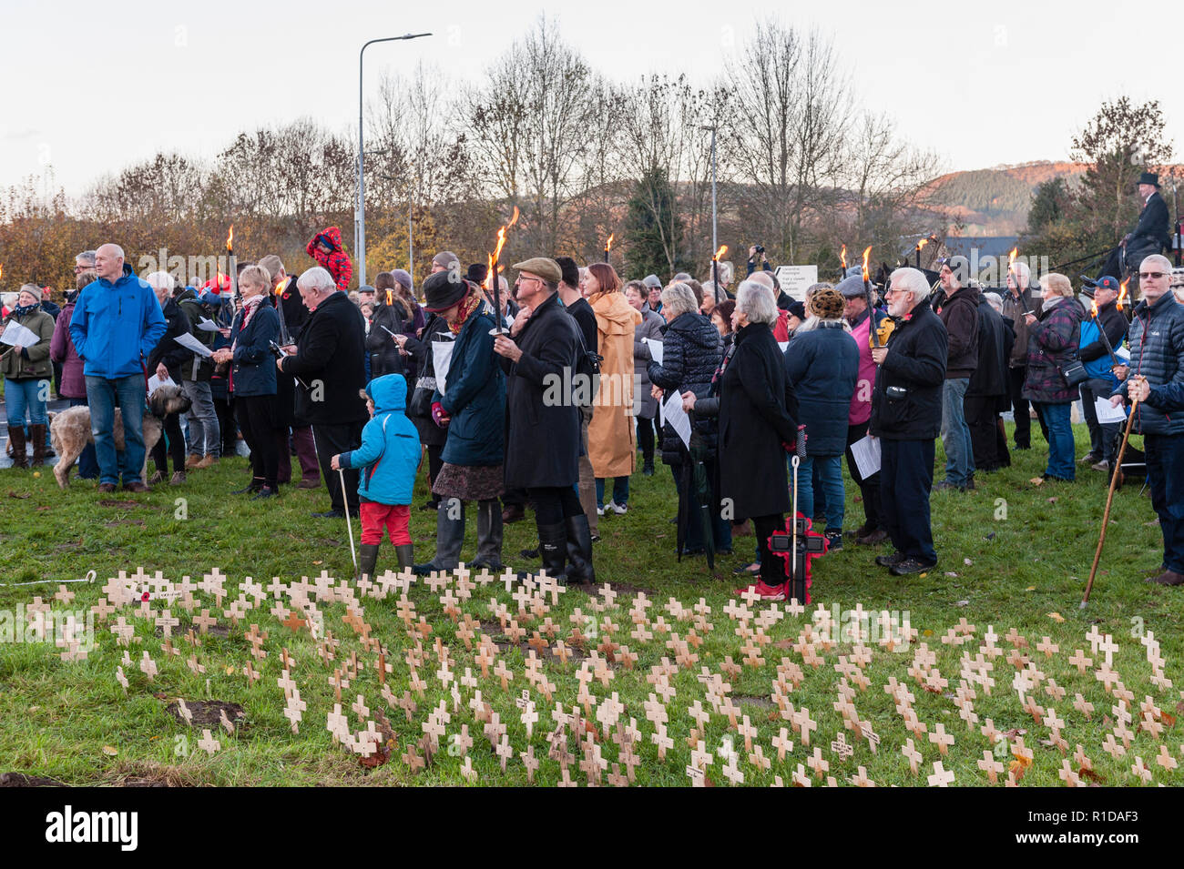 Presteigne, Powys, UK. 11. November 2018. Auf das hundertjährige Jubiläum des Ende des Großen Krieges, ein temporäres Denkmal ist von seiner Lage außerhalb der Stadt, wo es seit August 2014 stand wurde entfernt. Das Denkmal für die Waliser tot ist in Form von einem schlafenden Drachen auf einem Stein cromlech und wird von lokalen Künstler Pete Smith. Es wird gehofft, daß eine dauerhafte Version zu einem späteren Zeitpunkt zu erstellen. Das Denkmal wurde von zwei Pferden ein torchlit Prozession zum Dorf Halle für eine Armistice Day Feier Quelle: Alex Ramsay/Alamy Leben Nachrichten gezeichnet Stockfoto
