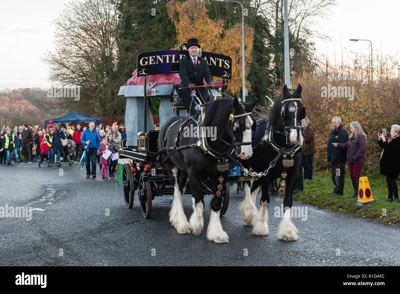 Presteigne, Powys, UK. 11. November 2018. Auf das hundertjährige Jubiläum des Ende des Großen Krieges, ein temporäres Denkmal ist von seiner Lage außerhalb der Stadt, wo es seit August 2014 stand wurde entfernt. Das Denkmal für die Waliser tot ist in Form von einem schlafenden Drachen auf einem Stein cromlech und wird von lokalen Künstler Pete Smith. Es wird gehofft, daß eine dauerhafte Version zu einem späteren Zeitpunkt zu erstellen. Das Denkmal wurde von zwei Pferden ein torchlit Prozession zum Dorf Halle für eine Armistice Day Feier Quelle: Alex Ramsay/Alamy Leben Nachrichten gezeichnet Stockfoto