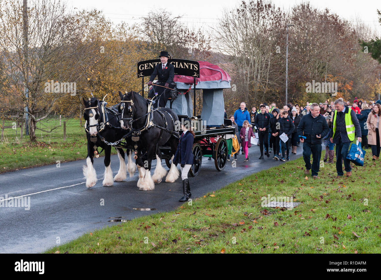 Presteigne, Powys, UK. 11. November 2018. Auf das hundertjährige Jubiläum des Ende des Großen Krieges, ein temporäres Denkmal ist von seiner Lage außerhalb der Stadt, wo es seit August 2014 stand wurde entfernt. Das Denkmal für die Waliser tot ist in Form von einem schlafenden Drachen auf einem Stein cromlech und wird von lokalen Künstler Pete Smith. Es wird gehofft, daß eine dauerhafte Version zu einem späteren Zeitpunkt zu erstellen. Das Denkmal wurde von zwei Pferden ein torchlit Prozession zum Dorf Halle für eine Armistice Day Feier Quelle: Alex Ramsay/Alamy Leben Nachrichten gezeichnet Stockfoto