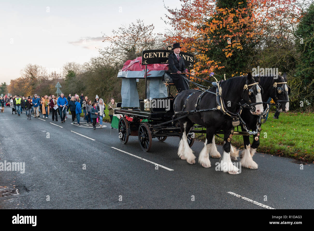 Presteigne, Powys, UK. 11. November 2018. Auf das hundertjährige Jubiläum des Ende des Großen Krieges, ein temporäres Denkmal ist von seiner Lage außerhalb der Stadt, wo es seit August 2014 stand wurde entfernt. Das Denkmal für die Waliser tot ist in Form von einem schlafenden Drachen auf einem Stein cromlech und wird von lokalen Künstler Pete Smith. Es wird gehofft, daß eine dauerhafte Version zu einem späteren Zeitpunkt zu erstellen. Das Denkmal wurde von zwei Pferden ein torchlit Prozession zum Dorf Halle für eine Armistice Day Feier Quelle: Alex Ramsay/Alamy Leben Nachrichten gezeichnet Stockfoto
