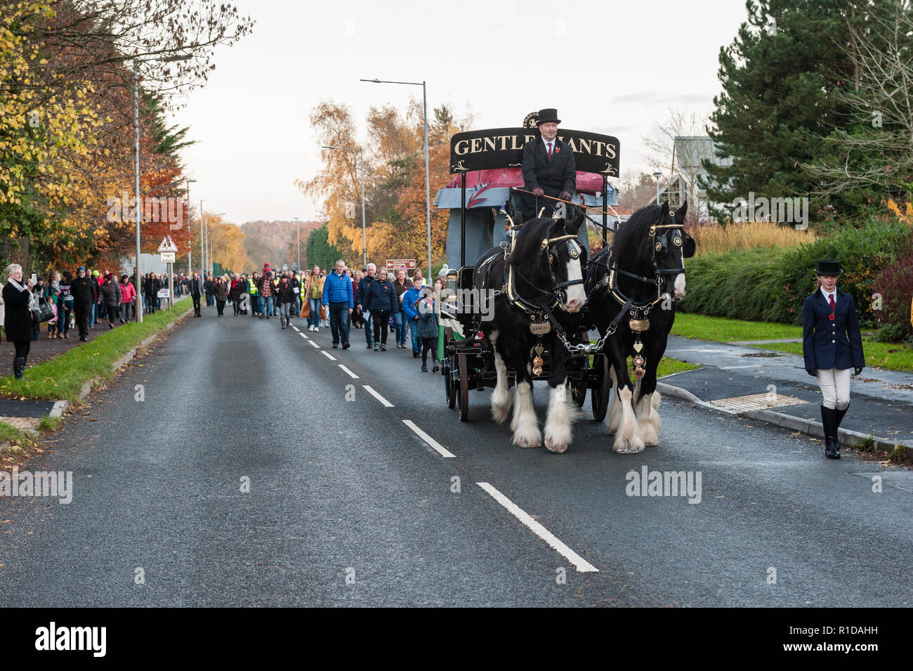 Presteigne, Powys, UK. 11. November 2018. Auf das hundertjährige Jubiläum des Ende des Großen Krieges, ein temporäres Denkmal ist von seiner Lage außerhalb der Stadt, wo es seit August 2014 stand wurde entfernt. Das Denkmal für die Waliser tot ist in Form von einem schlafenden Drachen auf einem Stein cromlech und wird von lokalen Künstler Pete Smith. Es wird gehofft, daß eine dauerhafte Version zu einem späteren Zeitpunkt zu erstellen. Das Denkmal wurde von zwei Pferden ein torchlit Prozession zum Dorf Halle für eine Armistice Day Feier Quelle: Alex Ramsay/Alamy Leben Nachrichten gezeichnet Stockfoto