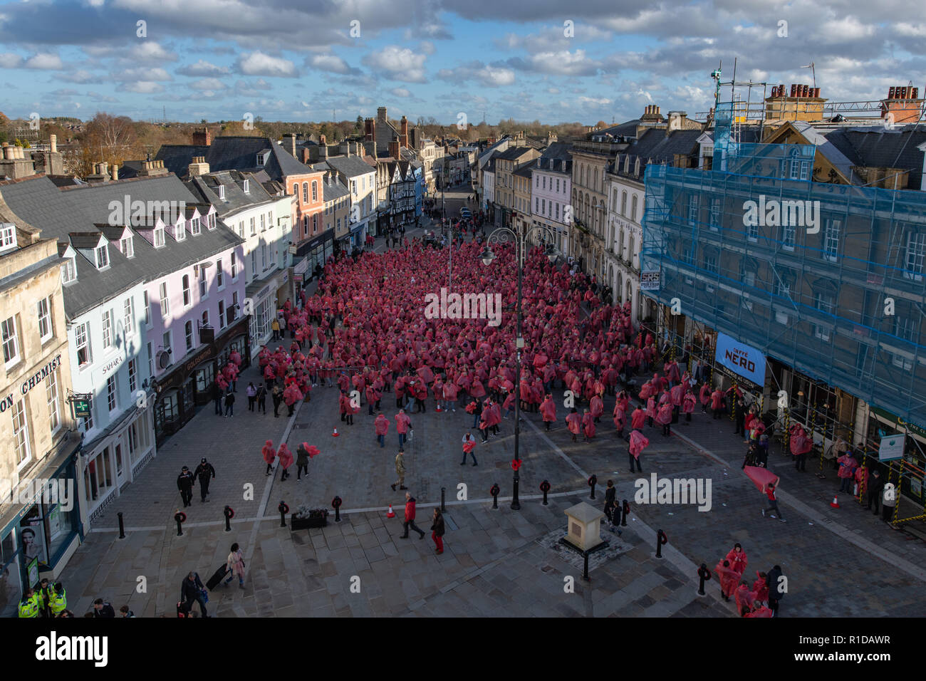 Cirencester Gloucestershire, Vereinigtes Königreich. 11. November 2018. Weltrekord Versuch, eine menschliche Mohn mit mehr als 3.000 Menschen zu bilden. Weltrekord erreicht mit mehr als 3.300 Teilnehmern © Gillian Lloyd/Alamy leben Nachrichten Stockfoto