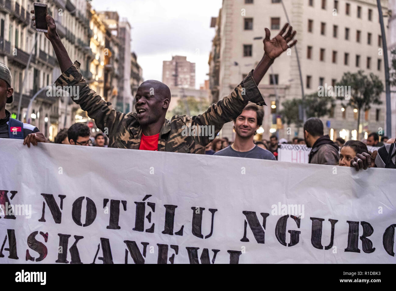 Barcelona, Katalonien, Spanien. 11 Nov, 2018. Ein schwarzer Mann wird gesehen, seine Hände während der Demonstration anheben. eine neue Manifestation gegen institutionellen Rassismus der Straßen des Zentrums von Barcelona überschritten hat. Durch soziale Organisationen und die Gewerkschaft der Straßenverkäufer, mehr als 500 Leute haben behauptet, der Rassismus in Barcelona zu Ende begleitet und wurden Polizei Identifikationen verurteilte nach der Farbe ihrer Haut. Credit: Paco Freire/SOPA Images/ZUMA Draht/Alamy leben Nachrichten Stockfoto