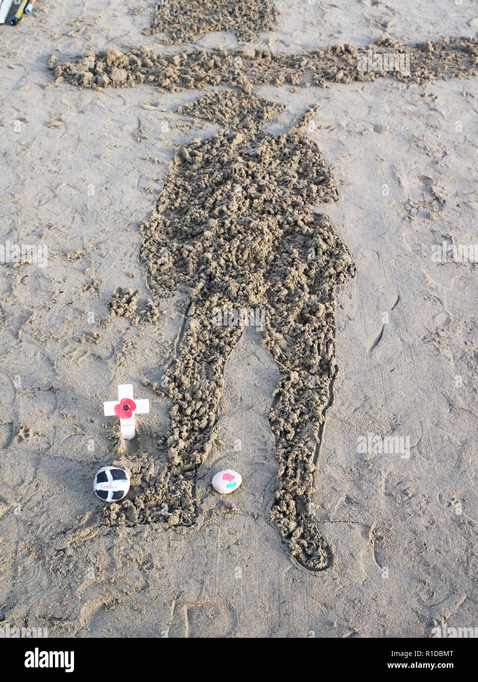 Newquay, Cornwall, England. 11. Nov 2018. Seiten des Meeres WW1 Gedenkveranstaltung von Danny Boyle. Strand sand Portrait von Seaman Archie Jewell 28 Jahre gestorben 17-04 1917, Tanz durch die Halle für Cornwall Jugend, WW1 Krieg Centenary Art Provisionen, November 2018 11, Robert Taylor/Alamy Leben Nachrichten. Perranporth Beach, Cornwall, UK. Credit: Robert Taylor/Alamy leben Nachrichten Stockfoto