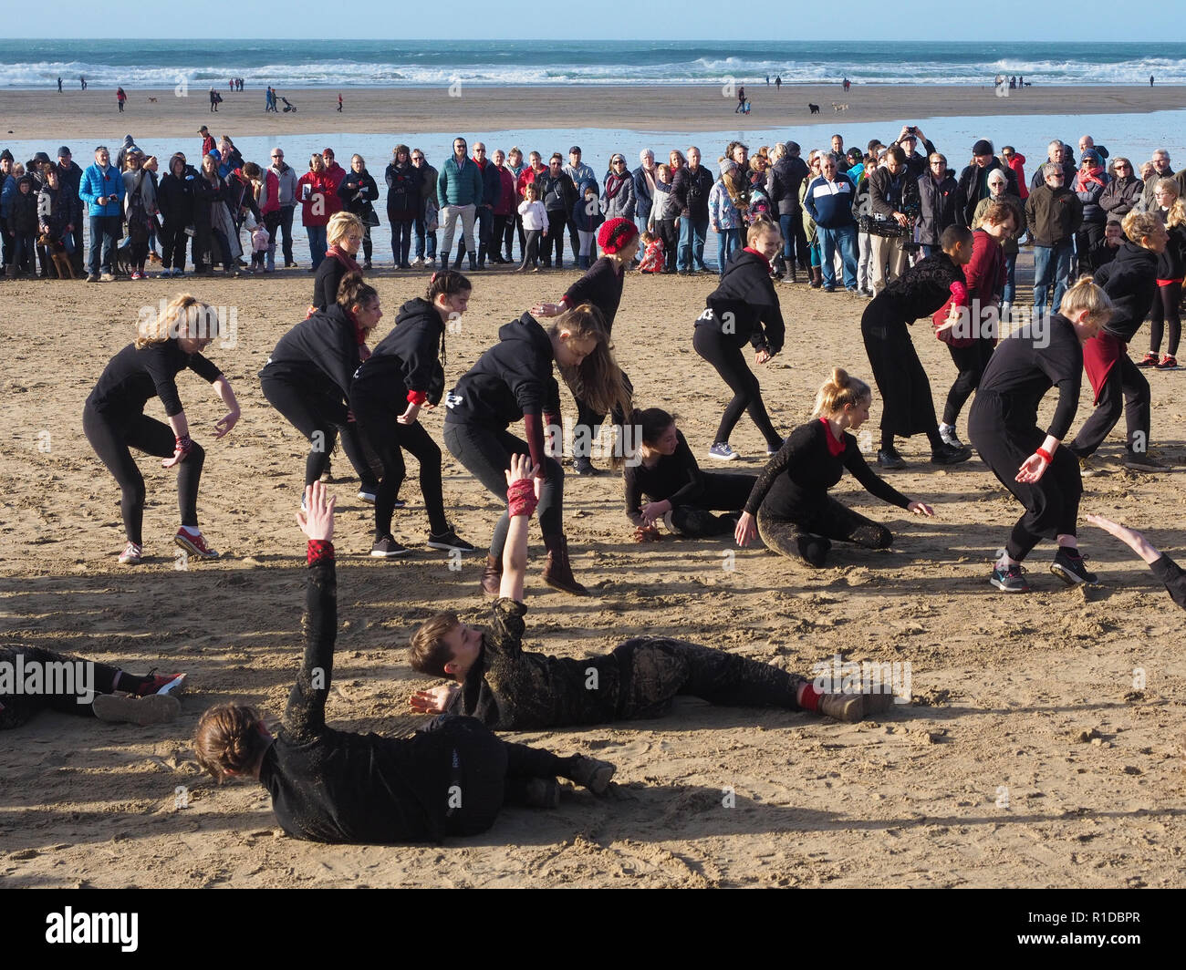 Newquay, Cornwall, England. 11. Nov 2018. Seiten des Meeres WW1 Gedenkveranstaltung von Danny Boyle. Strand sand Portrait von Seaman Archie Jewell 28 Jahre gestorben 17-04 1917, Tanz durch die Halle für Cornwall Jugend, WW1 Krieg Centenary Art Provisionen, November 2018 11, Robert Taylor/Alamy Leben Nachrichten. Perranporth Beach, Cornwall, UK. Credit: Robert Taylor/Alamy leben Nachrichten Stockfoto