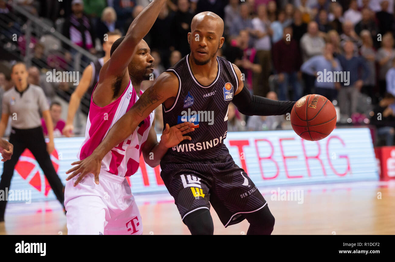 Bonn, Deutschland, 11. November 2018, Basketball, Telekom Baskets Bonn vs Hakro Merlins Crailsheim: Josh Mayo (Bonn), Frank Turner (Crailsheim) im Wettbewerb. Credit: Jürgen Schwarz/Alamy leben Nachrichten Stockfoto