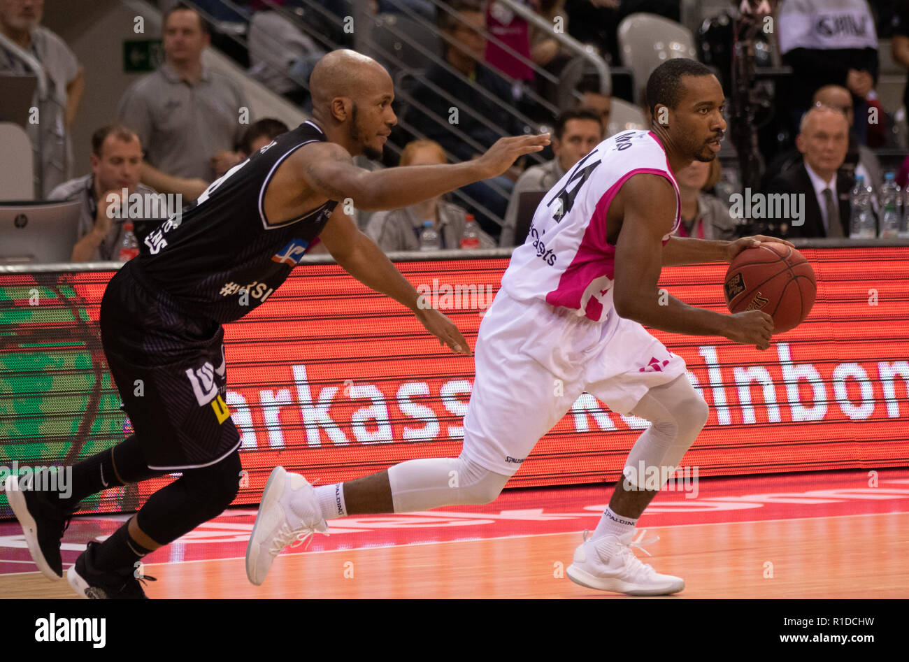 Bonn, Deutschland, 11. November 2018, Basketball, Telekom Baskets Bonn vs Hakro Merlins Crailsheim: Frank Turner (Crailsheim), Josh Mayo (Bonn) im Wettbewerb. Credit: Jürgen Schwarz/Alamy leben Nachrichten Stockfoto