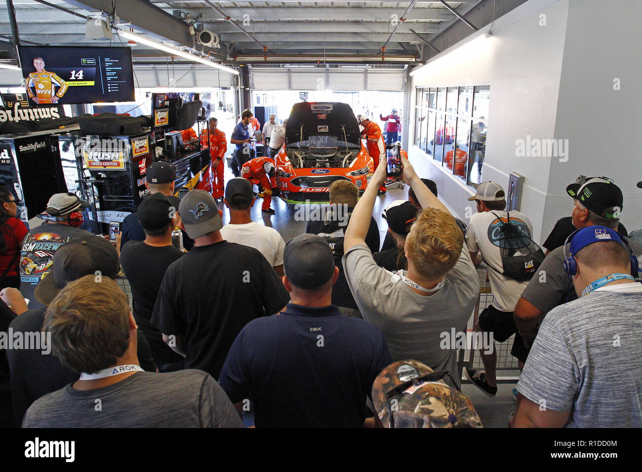 Avondale, Arizona, USA. 11 Nov, 2018. Die Crew von Clint Bowyer (14) Arbeitet auf das Auto in der Garage nach schweren Kontakt mit der Wand während der Can-Am 500 (k) an der ISM Raceway in Avondale, Arizona. (Bild: © Justin R. Noe Asp Inc/ASP) Stockfoto