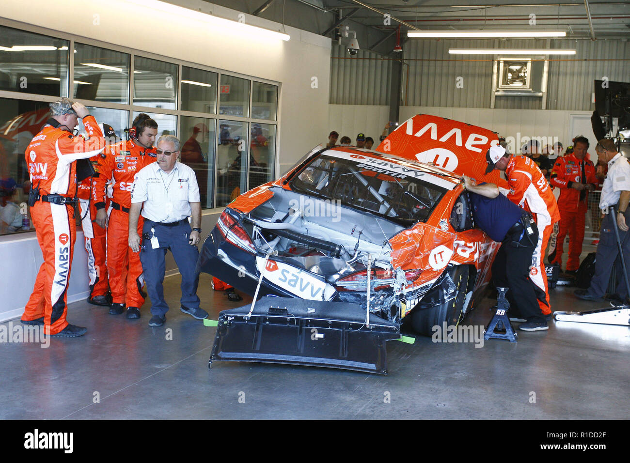 Avondale, Arizona, USA. 11 Nov, 2018. Die Crew von Clint Bowyer (14) Arbeitet auf das Auto in der Garage nach schweren Kontakt mit der Wand während der Can-Am 500 (k) an der ISM Raceway in Avondale, Arizona. (Bild: © Justin R. Noe Asp Inc/ASP) Stockfoto