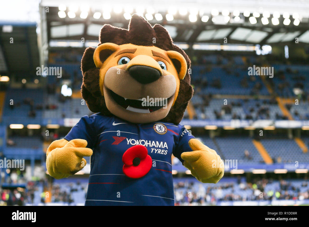 Chelsea mascott Stamford der Löwe das Tragen einer Mohnblume beim Premier League Spiel zwischen Chelsea und den FC Everton an der Stamford Bridge am 11. November 2018 in London, England. (Foto durch Arron Gent/phcimages.com) Stockfoto