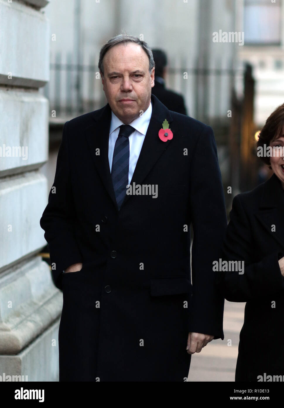 Nigel Dodds, stellvertretende DUP Führer, in Downing Street auf dem Weg zur Erinnerung Sonntag Zeremonie am Ehrenmal in Whitehall. Heute 100 Jahre seit dem Ende des Ersten Weltkriegs. Erinnerung Sonntag, London, am 11. November 2018. Stockfoto