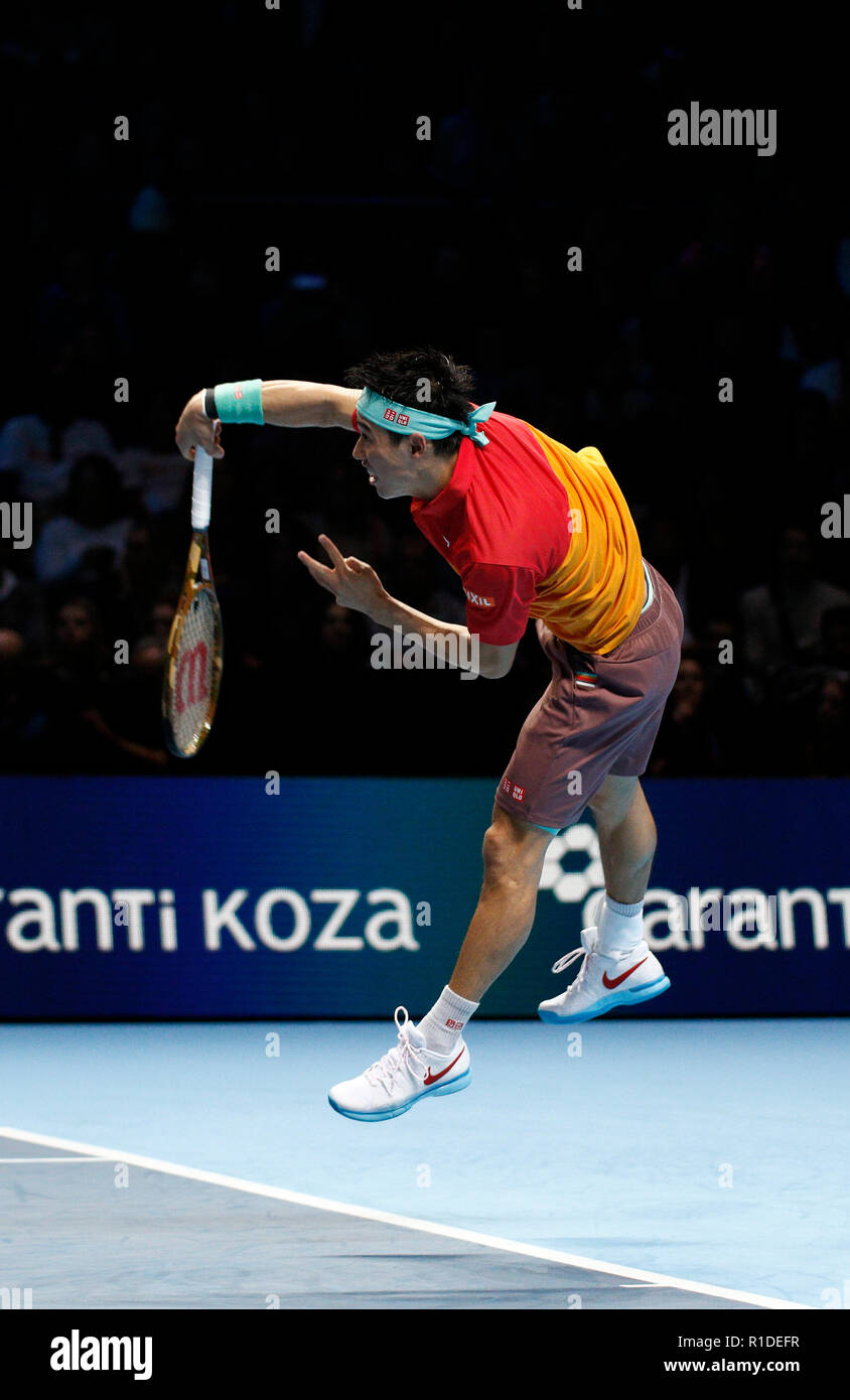 11. November 2018, O2 Arena, London, England; Nitto ATP-Finale; Kei Nishikori (JPN) dient der Roger Federer (SUI) Stockfoto