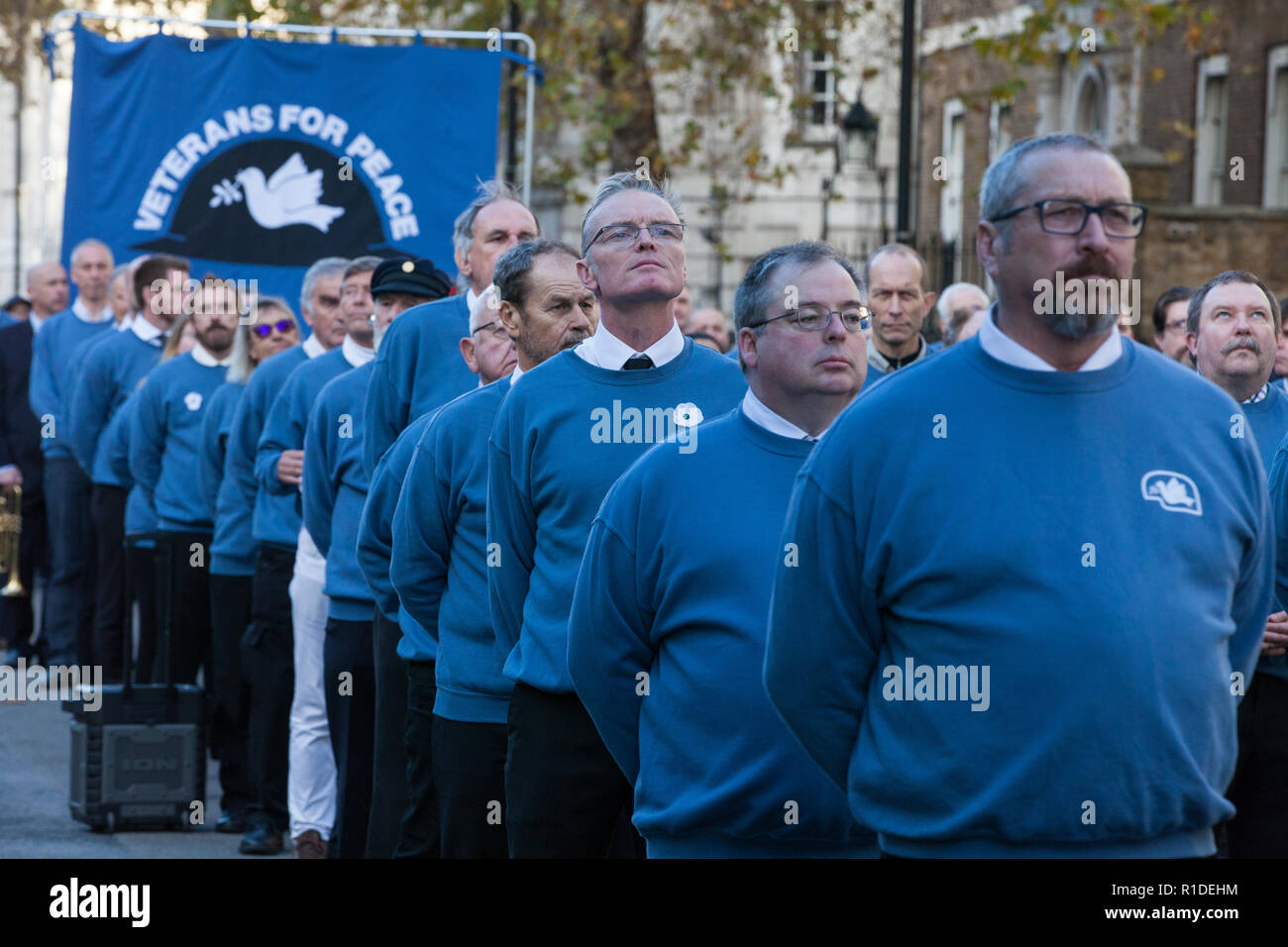 London, Großbritannien. 11. November 2018. Ex-Mitarbeitern von den Veteranen für den Frieden UK (VFP-UK) der Erinnerung Sonntag Zeremonie am Ehrenmal in London auf den 100. Jahrestag der Unterzeichnung der Waffenstillstand, dem Ende des ersten Weltkriegs markiert. VFP UK wurde 2011 gegründet und arbeitet die Außen- und Verteidigungspolitik der UK für das größere Ziel der Frieden in der Welt zu beeinflussen. Stockfoto