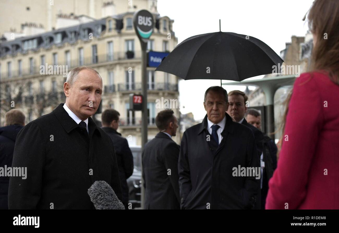 Der russische Präsident Wladimir Putin spricht mit Russland heute das Fernsehen nach dem Hundertjährigen Gedenken an Armistice Day markiert das Ende des Ersten Weltkriegs am 11. November 2018 in Paris, Frankreich. Stockfoto