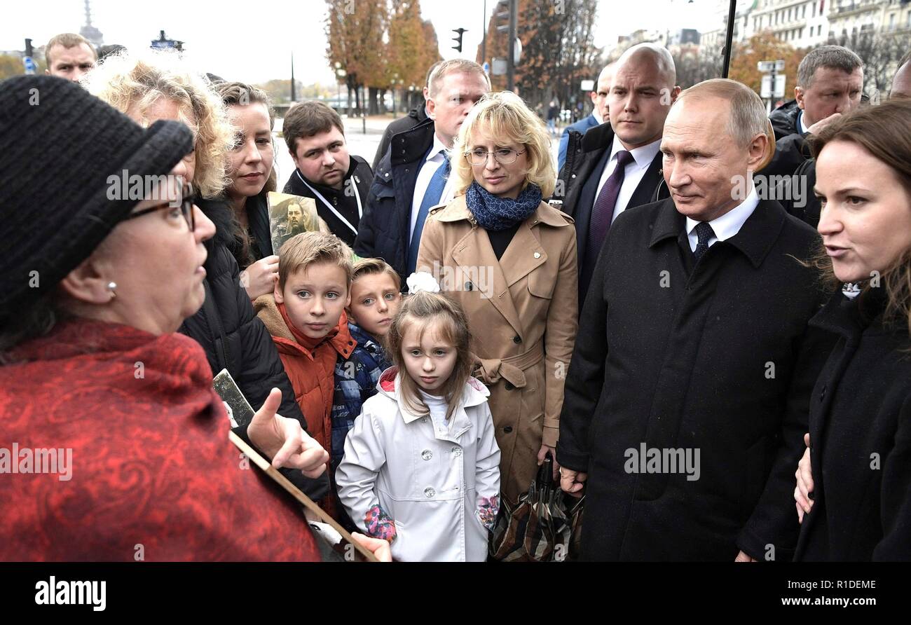 Der russische Präsident Wladimir Putin trifft sich mit Nachkommen von russischen Soldaten am Denkmal für Offiziere und Soldaten der russischen Expeditionskorps, die kämpften in Frankreich im ersten Weltkrieg während des Hundertjährigen Gedenken an Armistice Day markiert das Ende des Ersten Weltkriegs am 11. November 2018 in Paris, Frankreich. Stockfoto