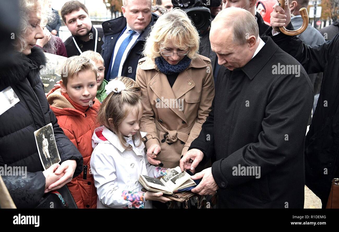 Der russische Präsident Wladimir Putin trifft sich mit Nachkommen von russischen Soldaten am Denkmal für Offiziere und Soldaten der russischen Expeditionskorps, die kämpften in Frankreich im ersten Weltkrieg während des Hundertjährigen Gedenken an Armistice Day markiert das Ende des Ersten Weltkriegs am 11. November 2018 in Paris, Frankreich. Stockfoto