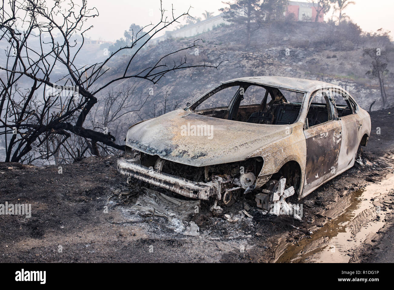Kalifornien, USA. 11 Nov, 2018. Reste eines verbrannten Auto auf der Seite von PCH nach dem Woolsey Feuer durch gefegt. Die woolsey Feuer hat bereits mehr als 70.000 Hektar verbrannt, wie es fährt fort zu wachsen, während das Erreichen der Pazifischen Küste von Malibu. Credit: SOPA Images Limited/Alamy leben Nachrichten Stockfoto