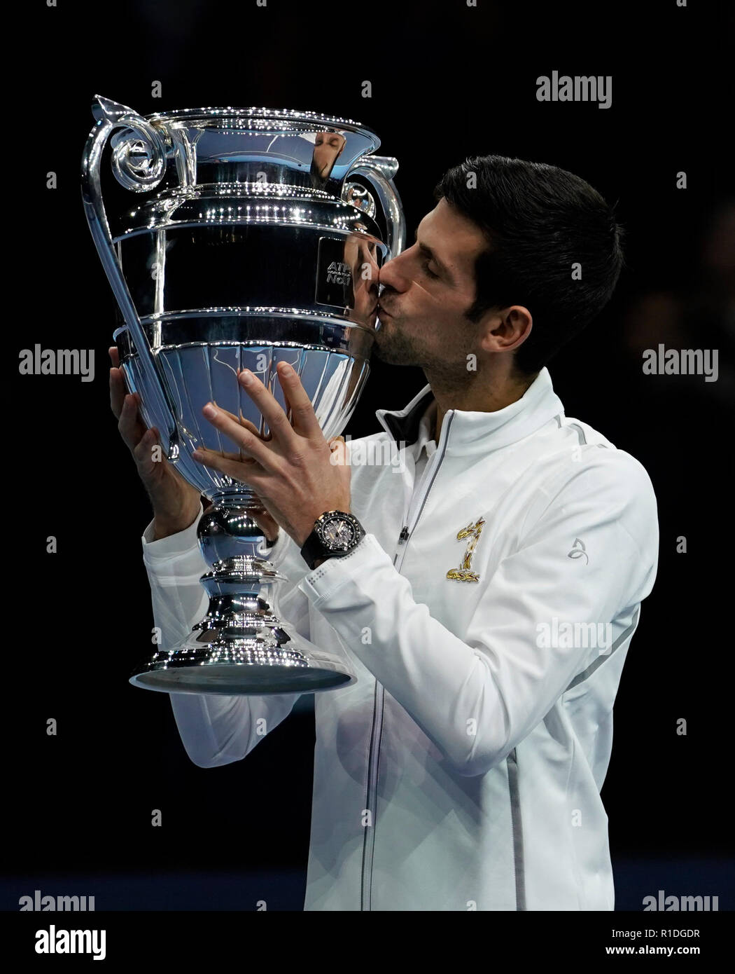 London, Großbritannien. 11 Nov, 2018. Novak Djokovic aus Serbien küsst mit die Nummer eins der Welt Trophy am 1. Tag der ATP World Tour Finale in der O2 Arena in London, Großbritannien an November 11, 2018. Credit: Han Yan/Xinhua/Alamy leben Nachrichten Stockfoto