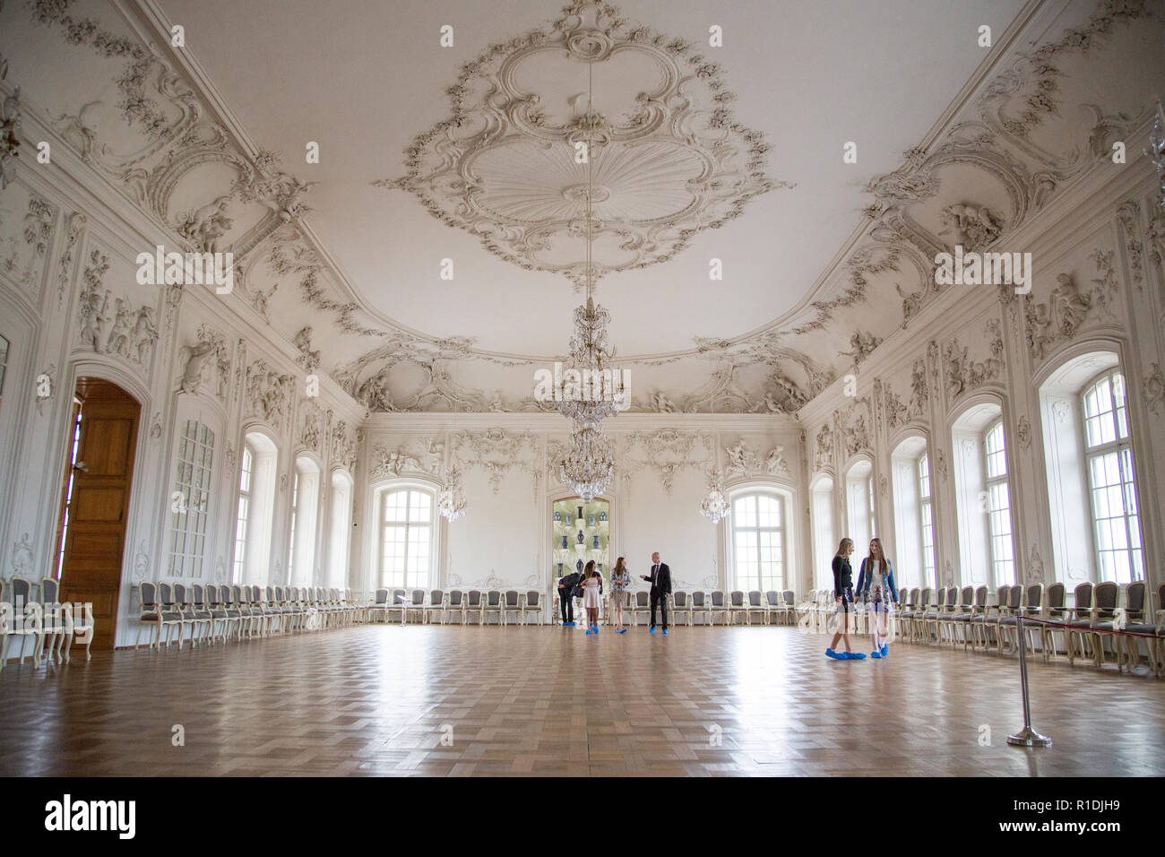 Schloss Rundale, Lettland. 26 Aug, 2018. Besucher Blick auf die Weißen Saal von Schloss Rundale in Lettland. Die Lettischen Kunsthistoriker Imants Lancmanis hat mehr als 50 Jahre seines Lebens auf, die Wiederherstellung der größten barocken Schloss in den Baltischen Staaten gewidmet. Nun, der Herr der Burg in den Ruhestand. (Dpa-KORR.: 'Genug renoviert: Herr der Burg der "Lettische Versailles' in den Ruhestand" vom 12.11.2018) Credit: Alexander Welscher/dpa/Alamy leben Nachrichten Stockfoto