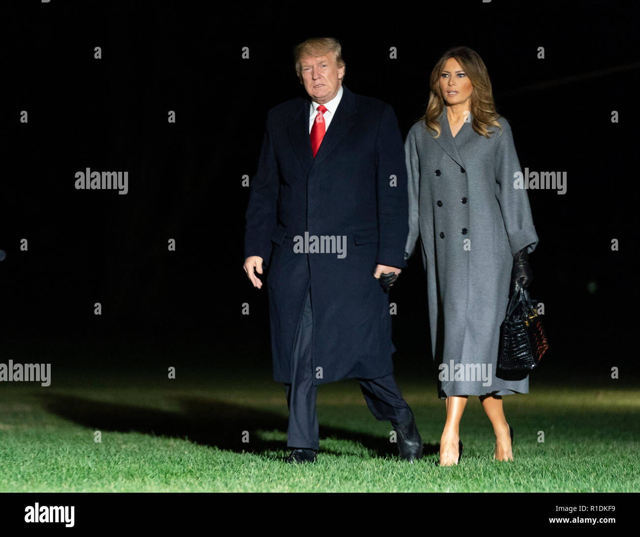 Washington, Vereinigte Staaten von Amerika. 11 Nov, 2018. Präsidenten der Vereinigten Staaten Donald J. Trumpf und die erste Dame Melania Trump zurück an das Weiße Haus in Washington, DC, nach den Veranstaltungen zum 100. Jahrestag des Ersten Weltkrieges Waffenstillstand am Sonntag, 11. November 2018 teil. Quelle: Chris Kleponis/Pool über CNP | Verwendung der weltweiten Kredit: dpa/Alamy leben Nachrichten Stockfoto