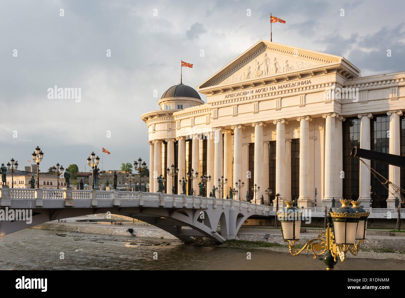 Das Museum der Archäologie und der Brücke der Zivilisation über den Fluss Vardar bei Sonnenuntergang, Skopje, Skopje Region, Republik Nördlich Mazedonien Stockfoto