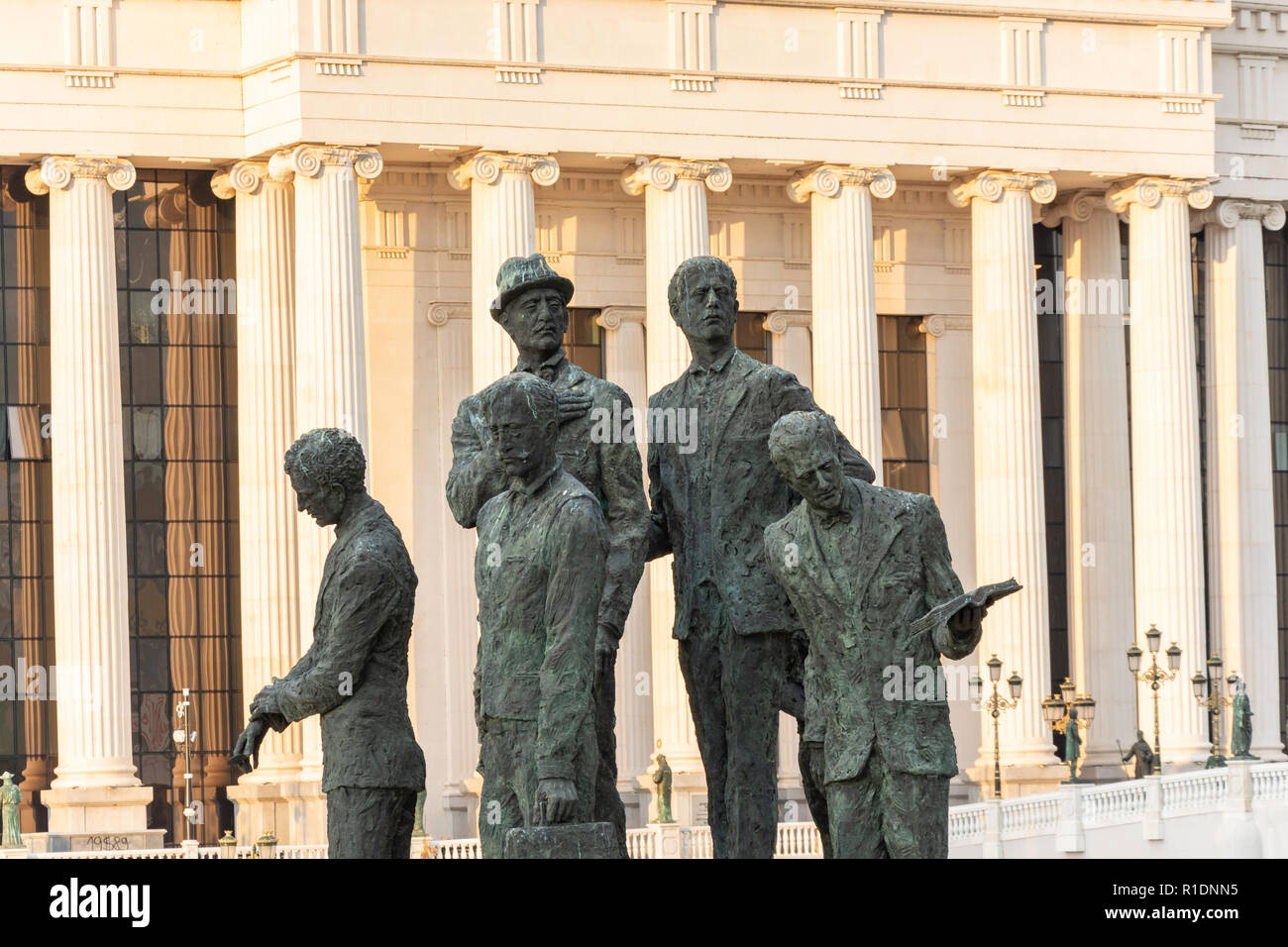 Das Museum für Archäologie über den Fluss Vardar bei Sonnenuntergang, Skopje, Skopje Region, Republik Nördlich Mazedonien Stockfoto