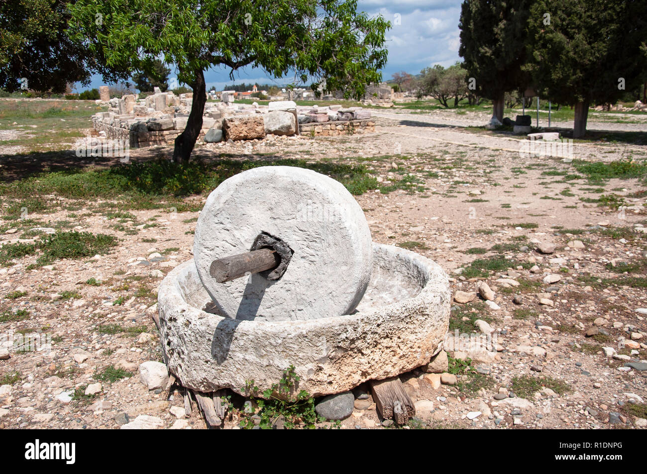 Alte Stein Schleifmaschine, Palaipaphos (Kouklia) Archäologische Stätte, Kouklia, Pafos Bezirk, Republik Zypern Stockfoto