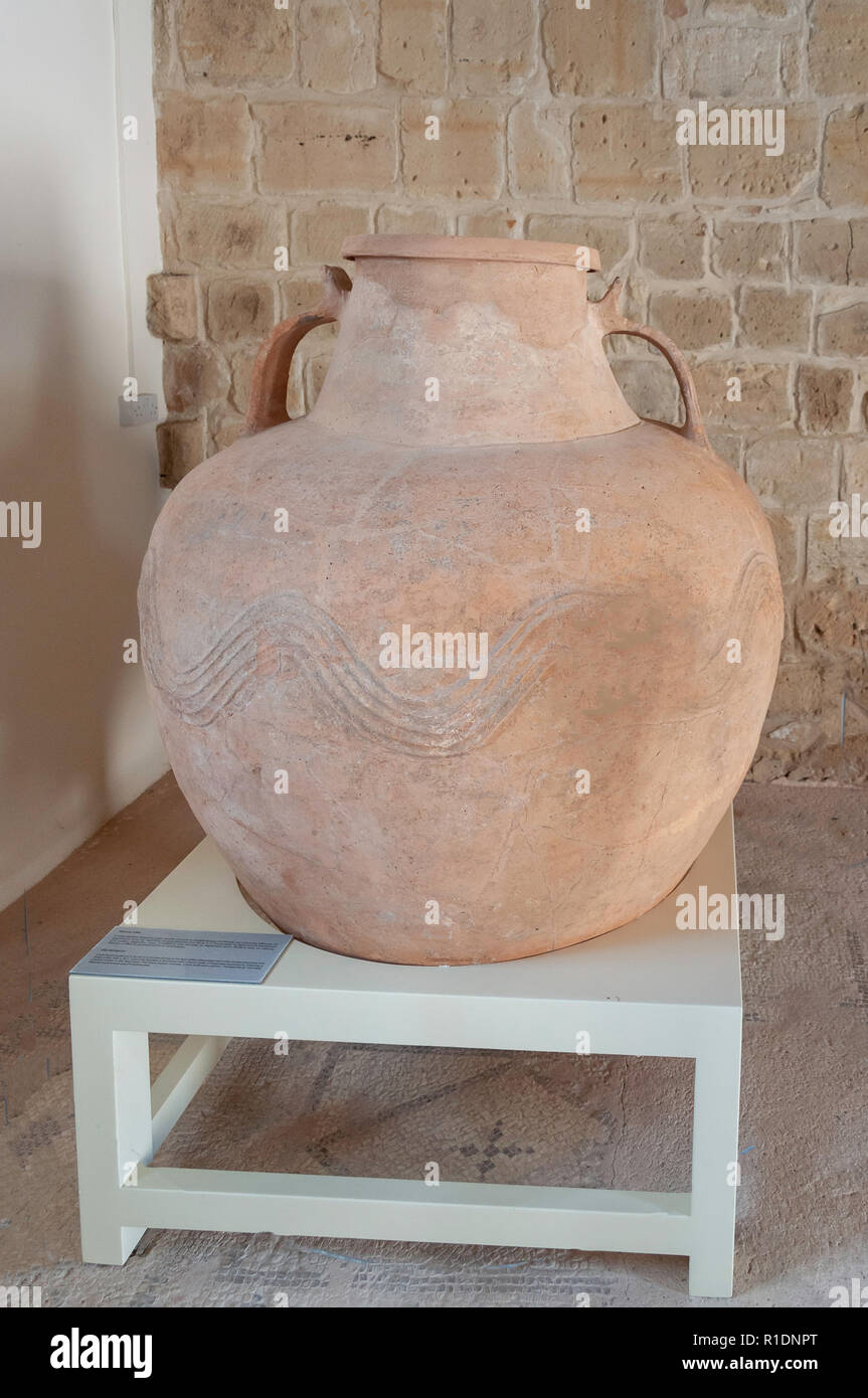 14. Jahrhundert clay Storage jar in Royal Manor House, Palaipaphos (Kouklia) Archäologische Stätte, Kouklia, Pafos Bezirk, Republik Zypern Stockfoto