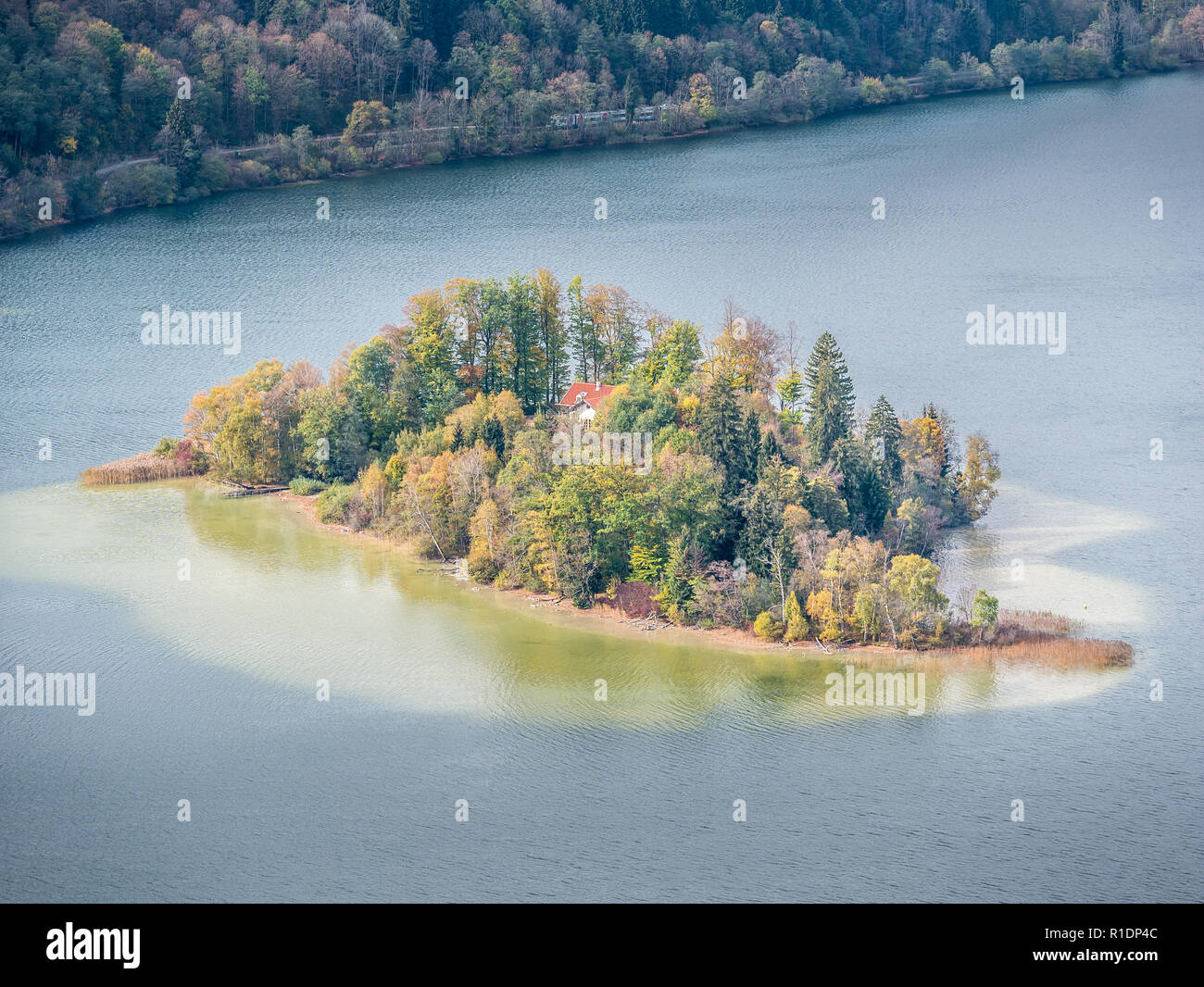 Bild der Insel Woerth in der schliersee See im Herbst in Bayern Deutschland Stockfoto