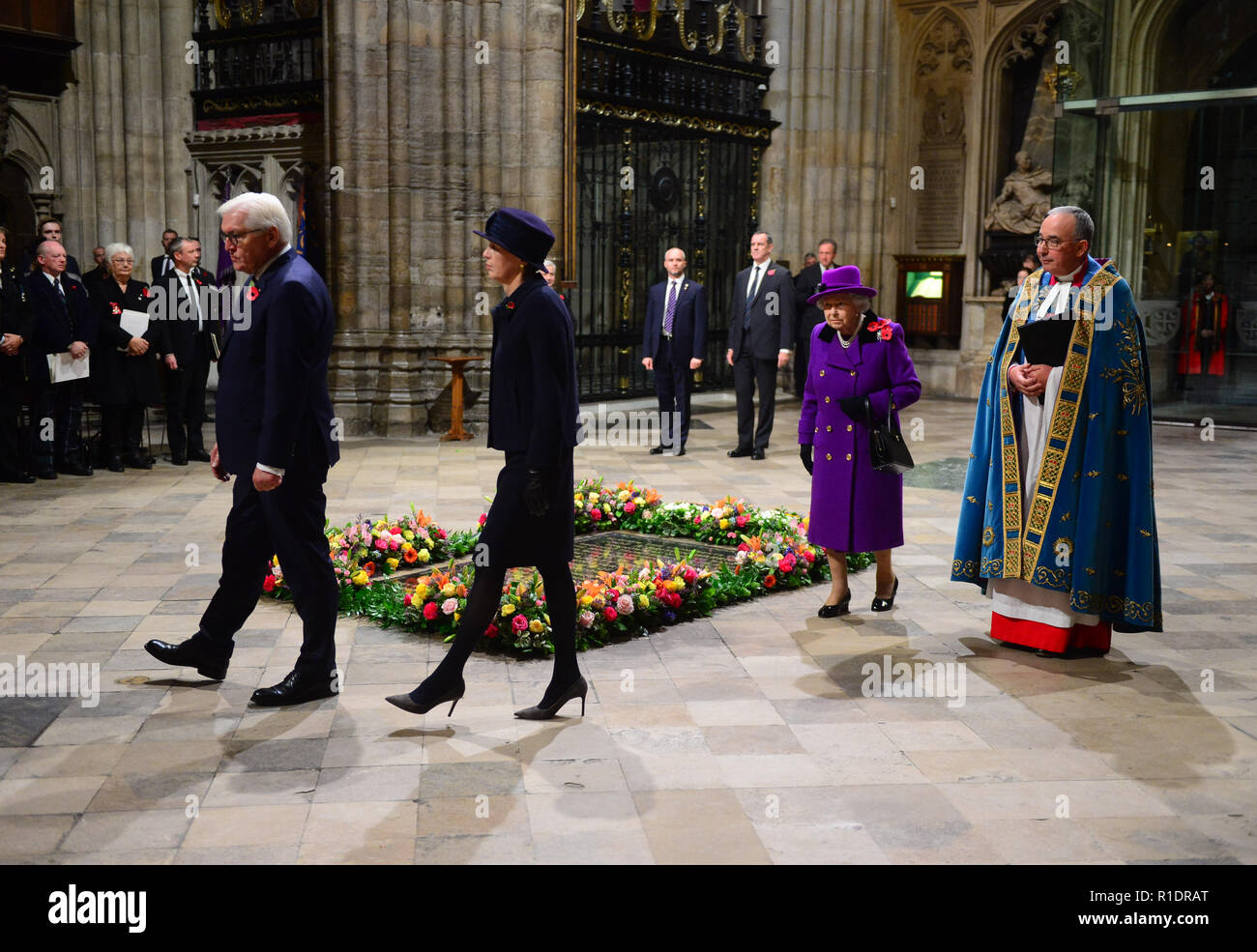 Königin Elizabeth II., Bundespräsident Dr. Frank-Walter Steinmeier und seine Frau Elke Budenbender an einem nationalen Service das 100-jährige Jubiläum des Waffenstillstandes am Westminster Abbey, London zu markieren. Stockfoto
