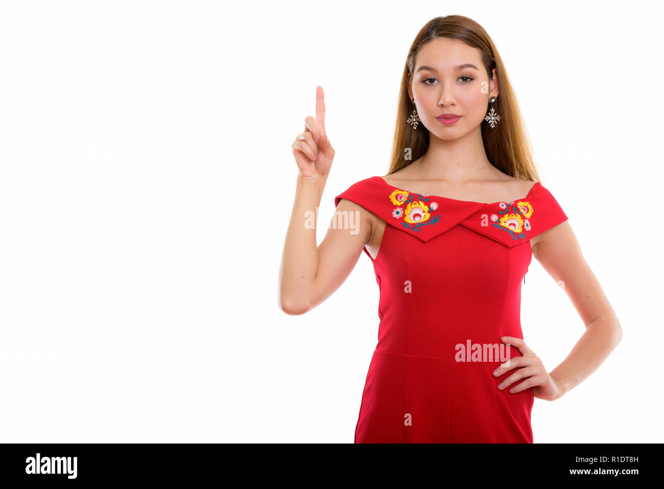 Studio shot der jungen schönen asiatischen Frau zeigt mit dem Finger auf Stockfoto