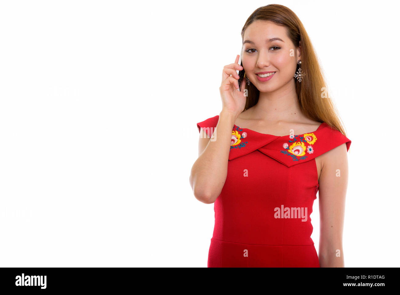 Studio shot der Jungen gerne schöne asiatische Frau lächelnd während t Stockfoto