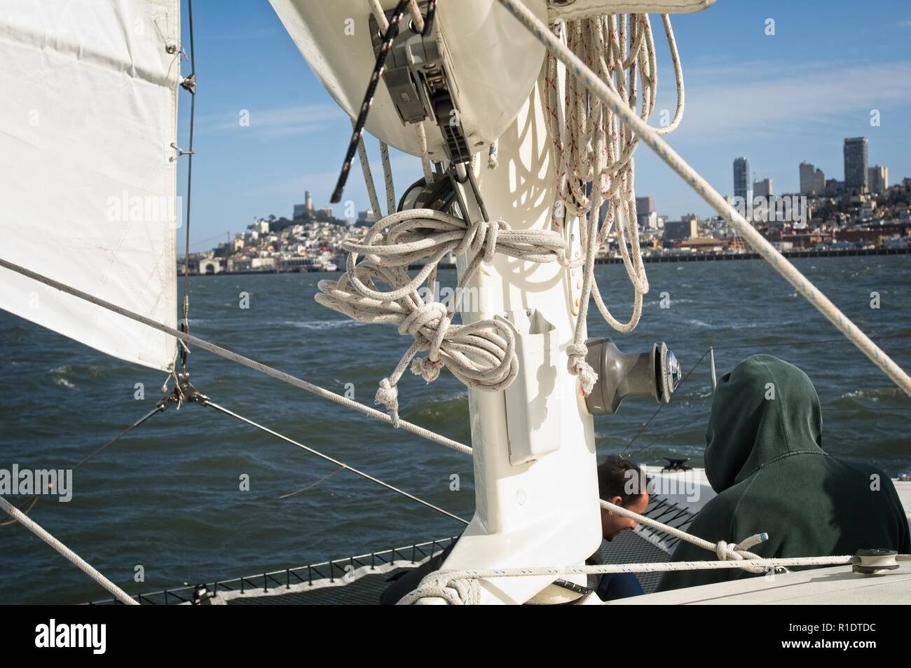 Segelboot auf SanFrancisco Bay mit der Stadt im Hintergrund Stockfoto