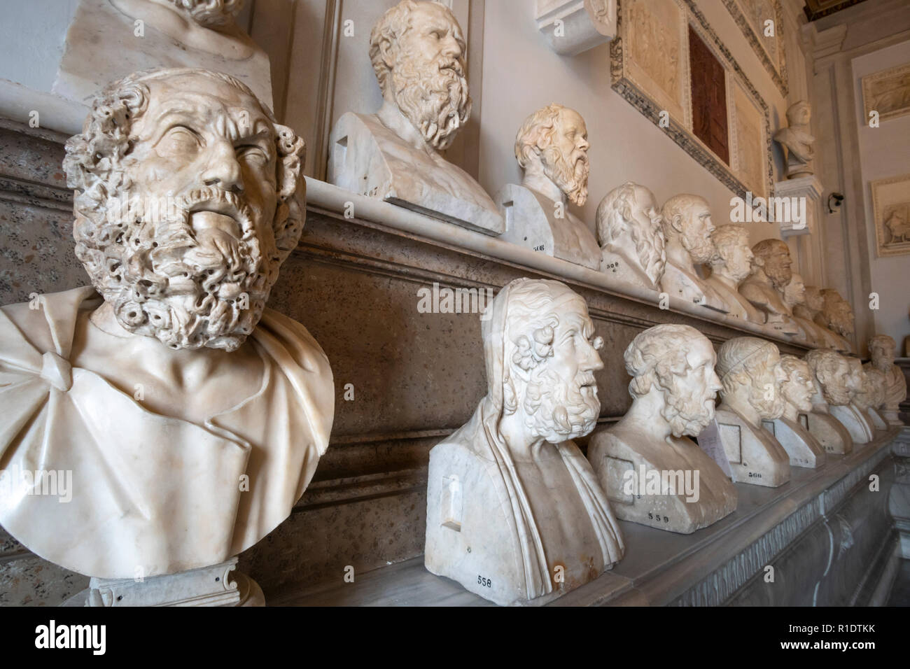 Marmorbüsten der Philosophen in der Halle des Philosophen, in der die Kapitolinischen Museen, Rom, Italien. Stockfoto