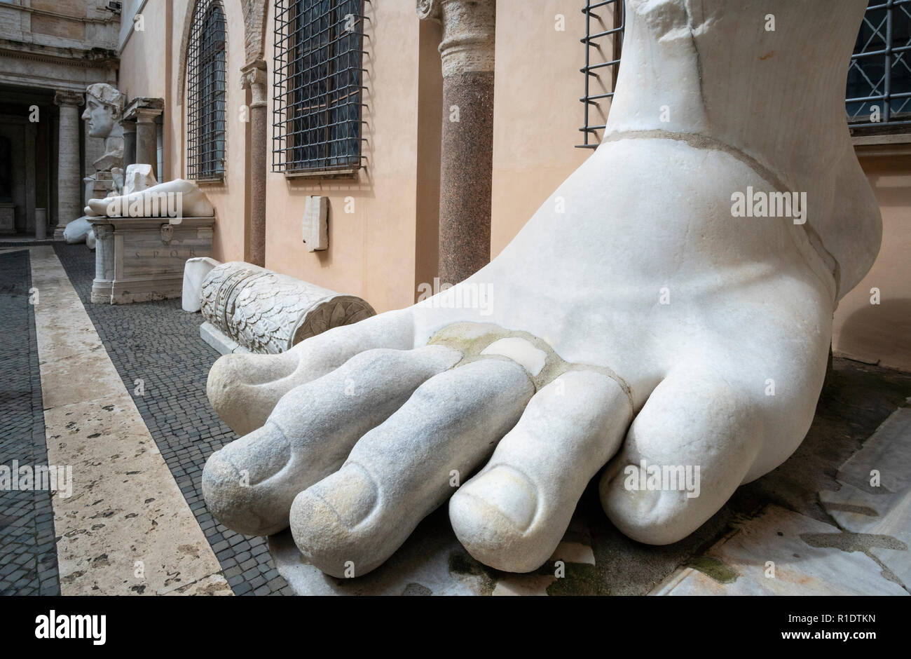 Der linke Fuß von der Koloss von Konstantin im Innenhof des Palazzo dei Conservatori, Teil der Kapitolinischen Museen, Rom, Italien. Stockfoto