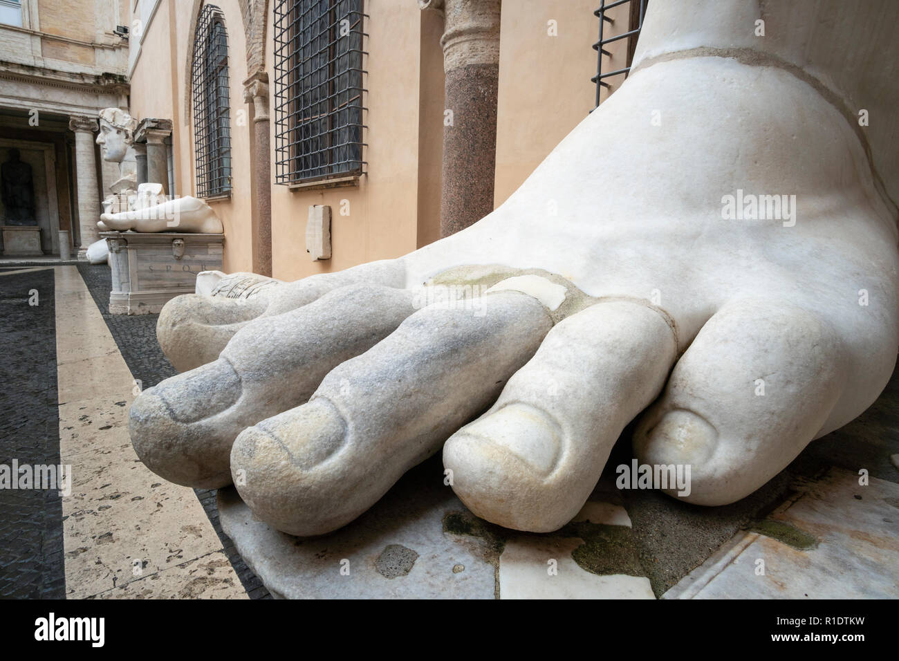 Der linke Fuß von der Koloss von Konstantin im Innenhof des Palazzo dei Conservatori, Teil der Kapitolinischen Museen, Rom, Italien. Stockfoto