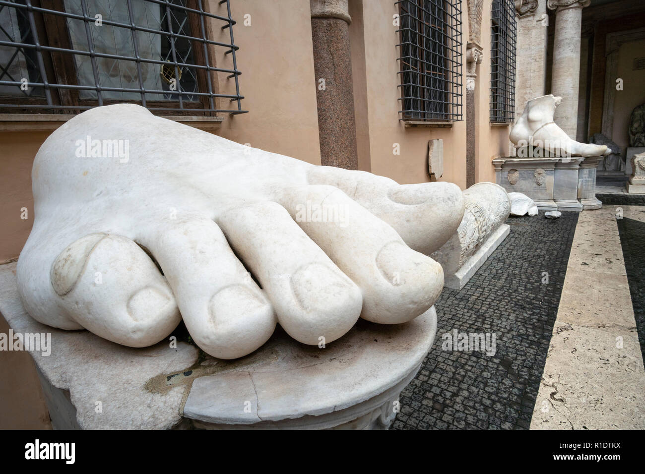 Der rechte Fuß der Koloss von Konstantin im Innenhof des Palazzo dei Conservatori, Teil der Kapitolinischen Museen, Rom, Italien. Stockfoto