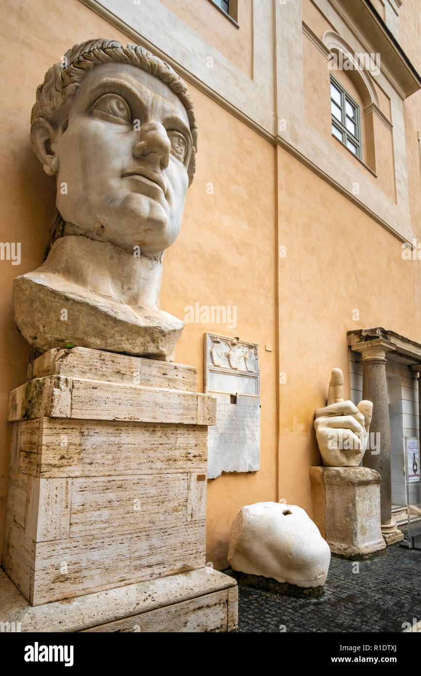 Der Kopf und Hand des Koloss von Konstantin im Innenhof des Palazzo dei Conservatori, Teil der Kapitolinischen Museen, Rom, Italien. Stockfoto