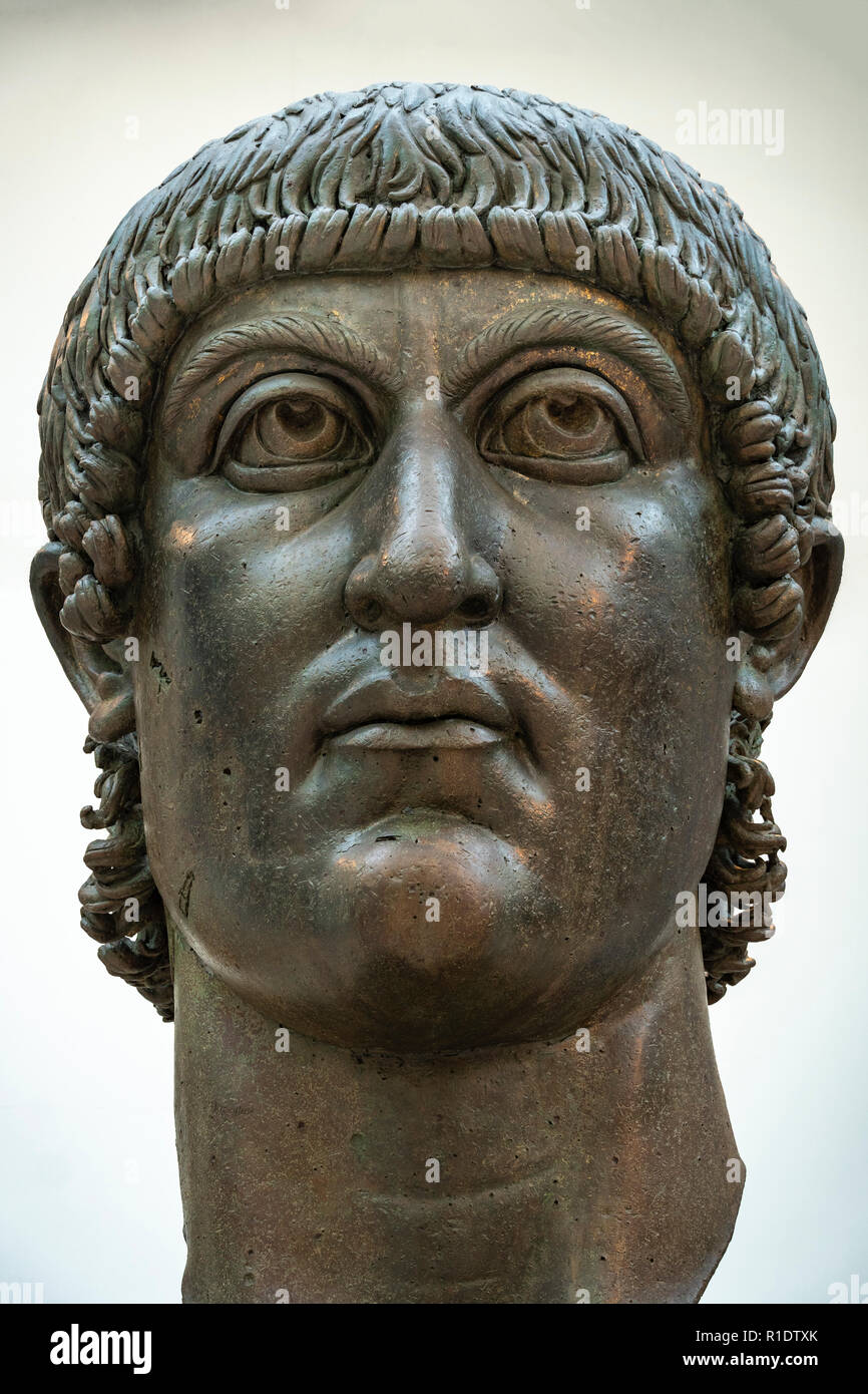 Die kolossalen Bronzekopf von Konstantin dem Großen im Palazzo dei Conservatori, Teil der Kapitolinischen Museen, Rom, Italien. Stockfoto