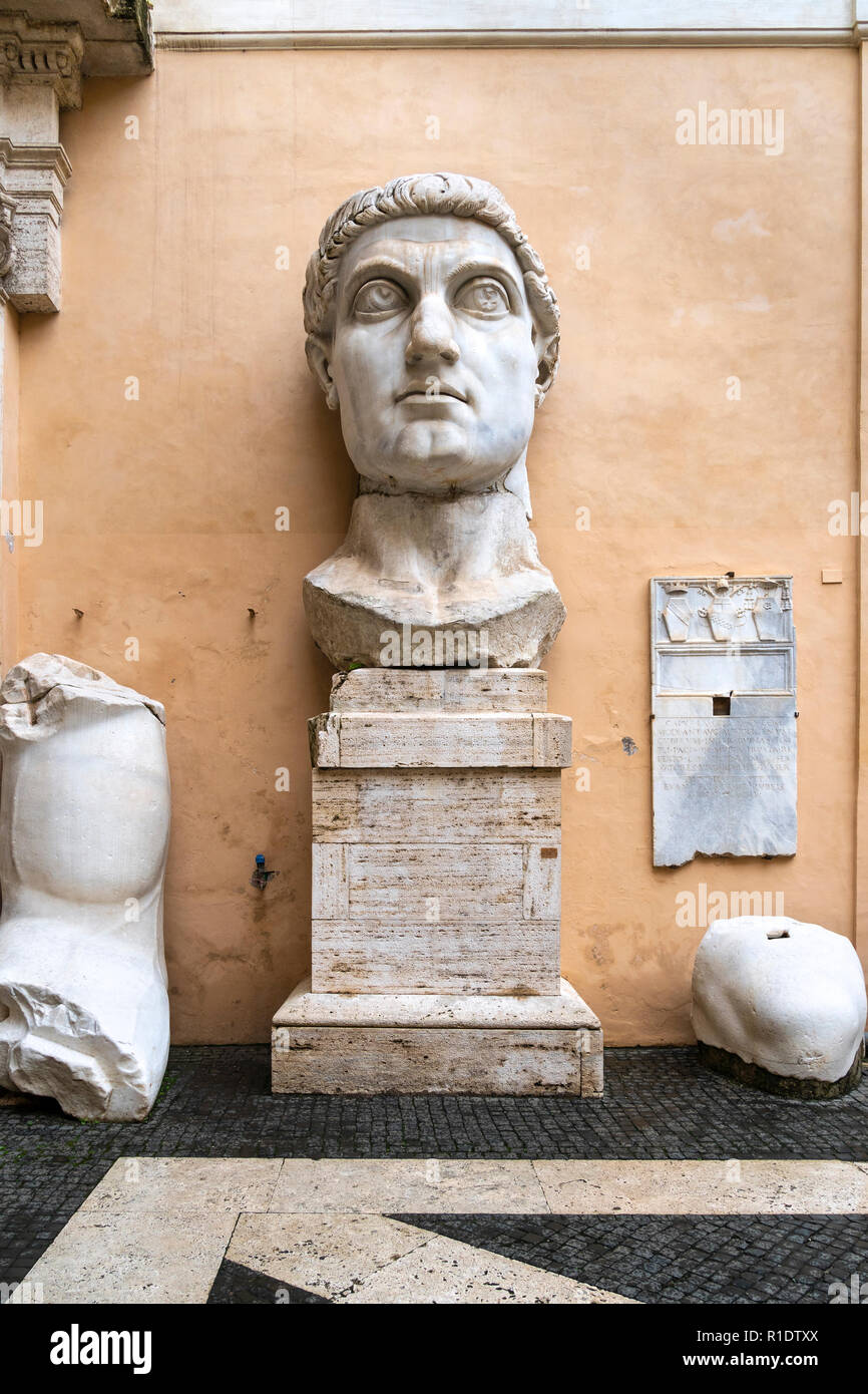 Der Kopf und Hand des Koloss von Konstantin im Innenhof des Palazzo dei Conservatori, Teil der Kapitolinischen Museen, Rom, Italien. Stockfoto