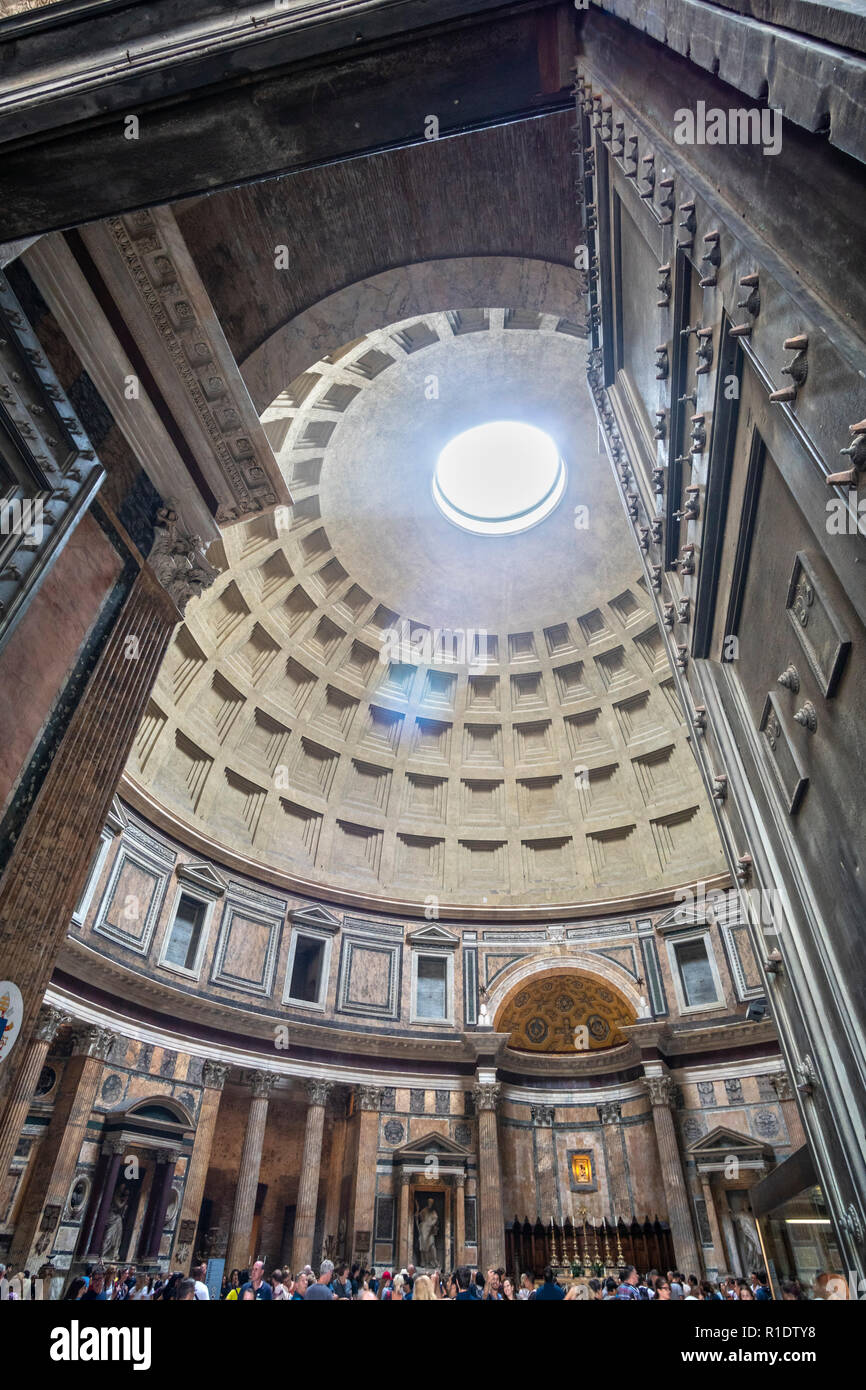 Blick auf die Kuppel des Pantheon durch die Bronzetüren, Rom, Italien. Stockfoto