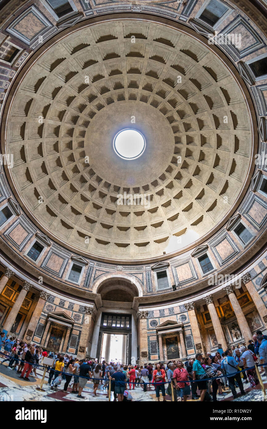 Blick auf die Kuppel des Pantheon, Rom, Italien. Stockfoto